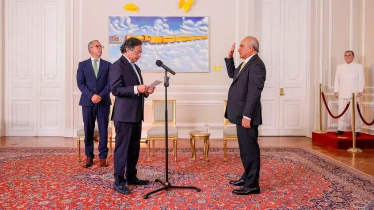 Los contratos secretos que sacaron al aliado de Petro de la Corte Constitucional