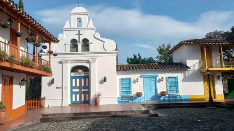 El Pueblito Paisa celebra los 350 años de Medellín con una exposición fotográfica que revive su historia