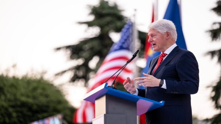 Clinton rompe el silencio y exige publicar archivos del caso Epstein
