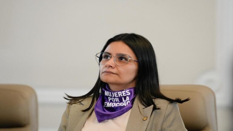 Angie Rodríguez se aferra al DAPRE: el pulso interno que sacude Palacio
