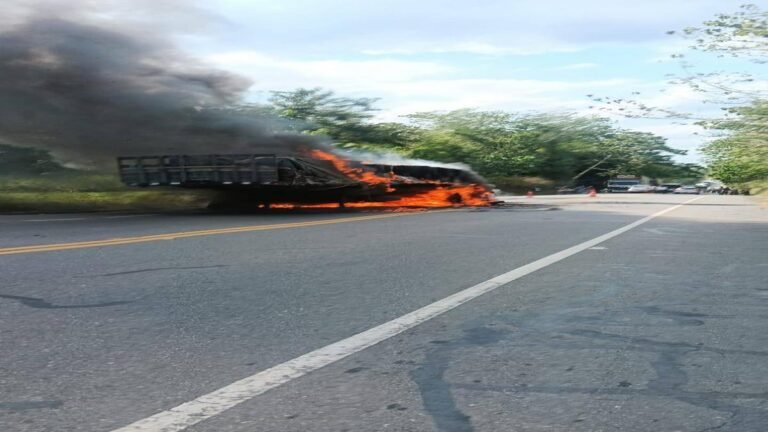 Trágico choque en vía a Caucasia: motociclista murió calcinado tras impactar un tractocamión