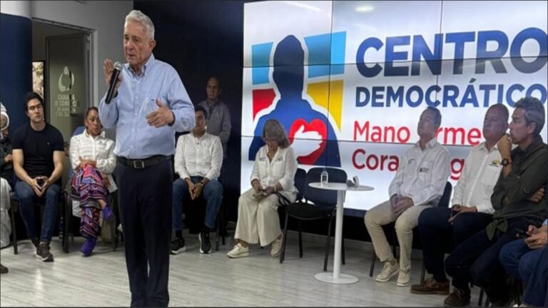 Uribe rompe el silencio sobre un eventual asilo de Maduro en Colombia