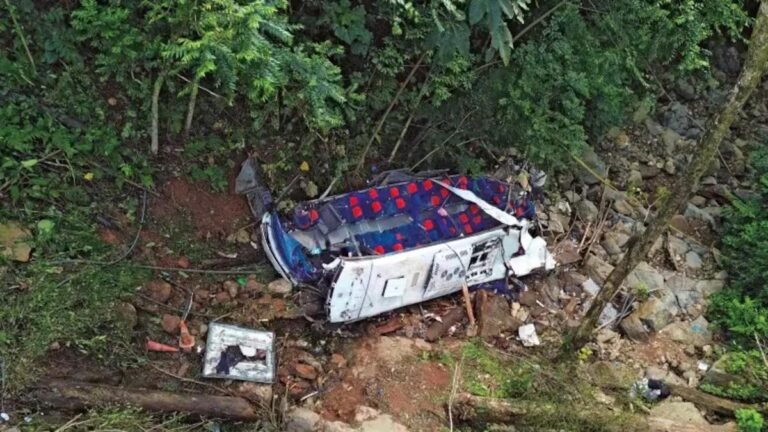 “El bus venía varado”: estudiante habría advertido fallas antes del accidente que dejó 17 muertos en Antioquia