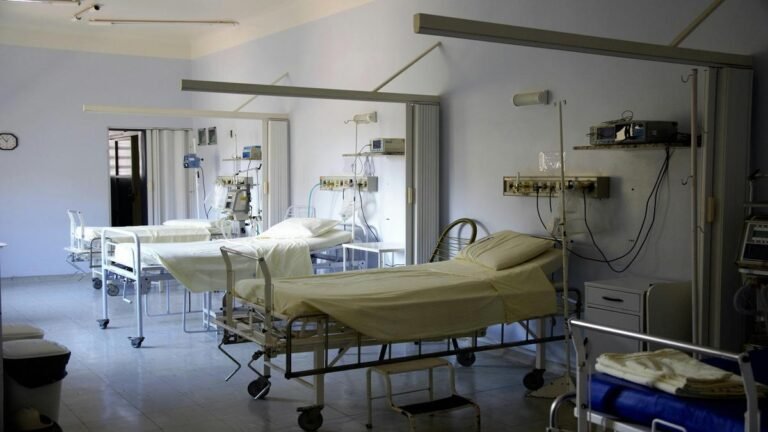 Salud al límite: quejas superan 2 millones y el gasto ya roza lo catastrófico