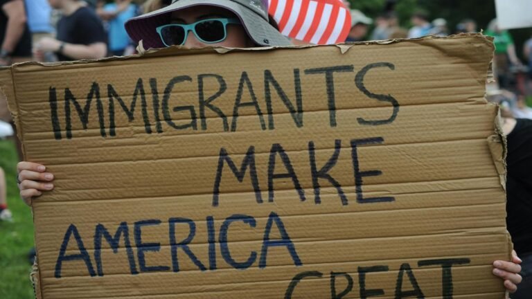 EE. UU. paga por irse: sube a USD 3.000 premio a migrantes que se ‘autodeporten’