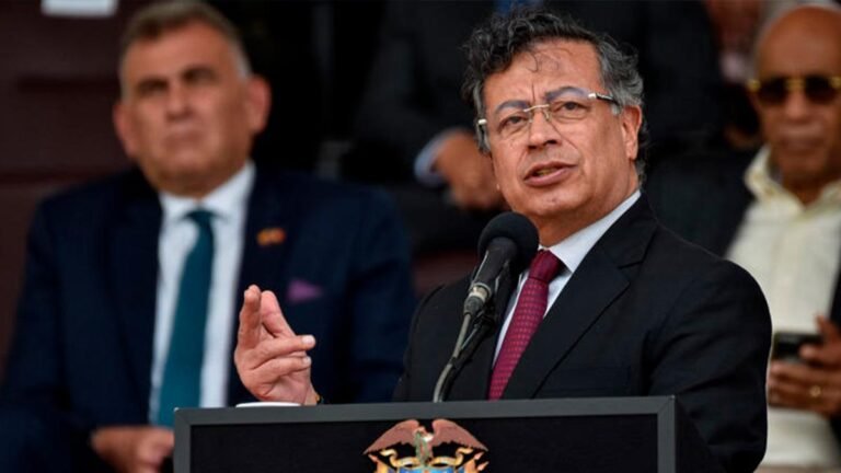 En ascensos de la Policía, Petro cuestiona a la contrainteligencia y anuncia mejoras salariales