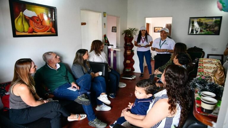 Arrullos Antioquia cambia vidas desde el hogar: Gobernador y Primera Dama acompañan a familia en Marinilla