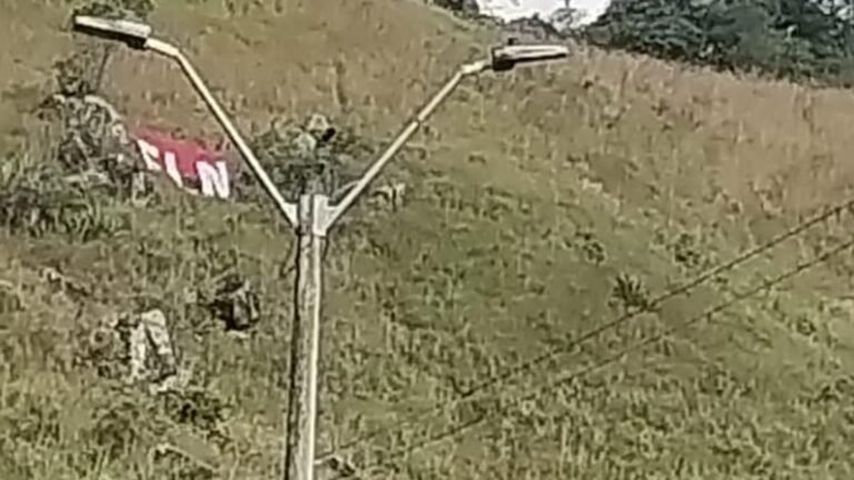 ELN siembra temor en Antioquia: banderas obligan al cierre de vías clave en el norte y suroeste del departamento