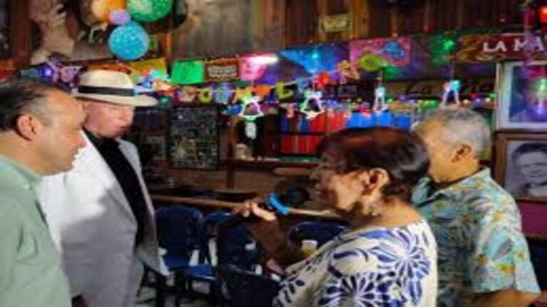 Diplomacia al ritmo de salsa: embajador encargado de EE. UU. se fue de rumba en el barrio Obrero durante la Feria de Cali
