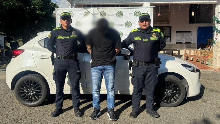 Cae presunto responsable de vehículo robado en El Volador: Policía recuperó automotor y capturó a un hombre