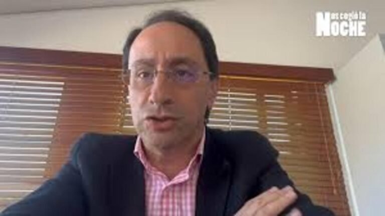 Aumento del salario mínimo al estilo Chávez: expertos y exministro advierten riesgos de inflación y pobreza en Colombia