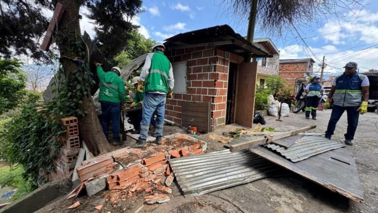 Demuelen tres construcciones ilegales en el Popular durante operativo de control en Medellín