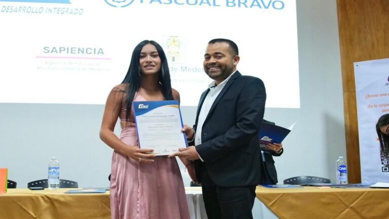 Más de 1.000 habitantes de Medellín se certifican como técnicos laborales gracias a Estud-IA