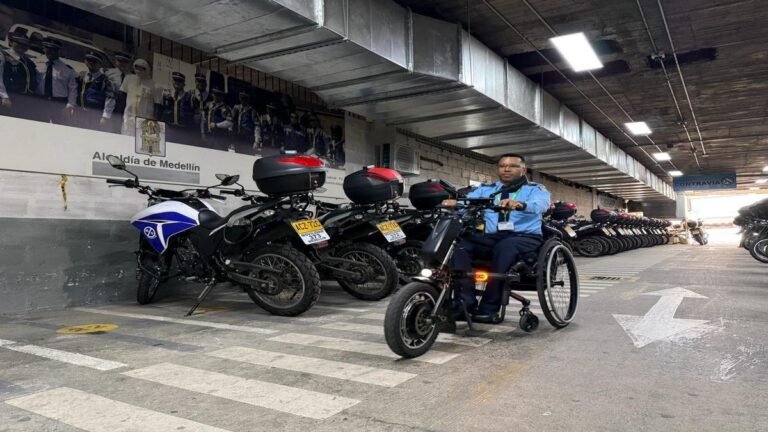 Medellín marca un hito: la Secretaría de Movilidad vincula al primer agente de tránsito en silla de ruedas