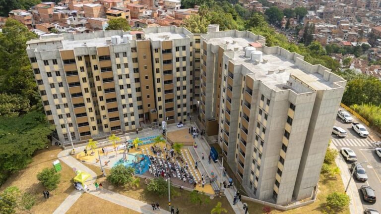 Alcalde Federico Gutiérrez entregó el proyecto habitacional La Playita a 94 familias en Belén