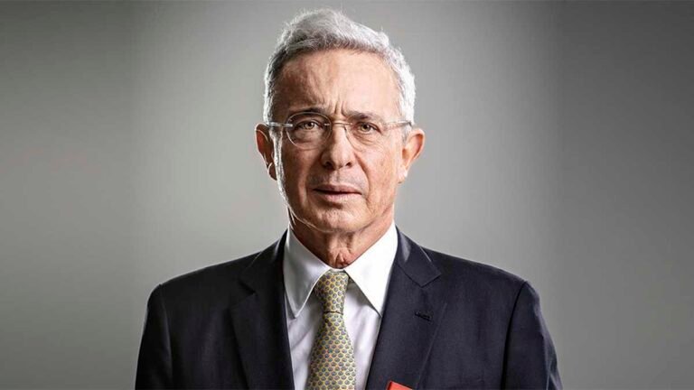 Álvaro Uribe defiende intervención militar de Trump para capturar a Maduro y habla de “legítima defensa”