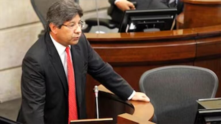 Críticas a Alejandro Linares por tutela que busca frenar aumento del salario mínimo 2026