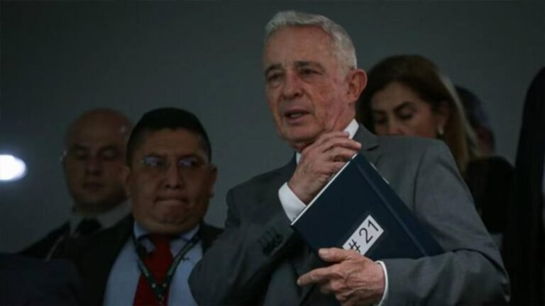 Álvaro Uribe acusa al Gobierno Petro de “matar” el salario mínimo con impuestos, deuda y derroche