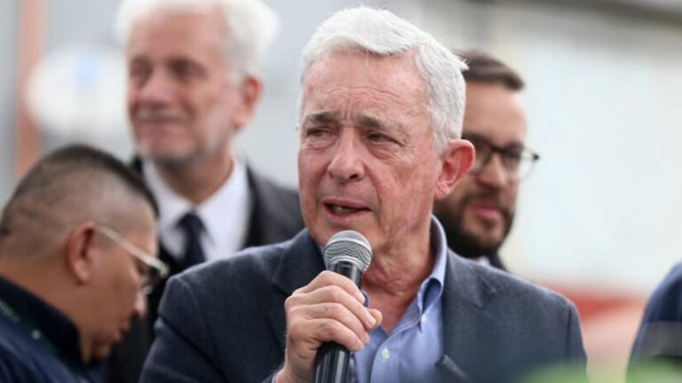 Álvaro Uribe rompe el silencio y explica por qué pidió “hacer llorar” a una influencer