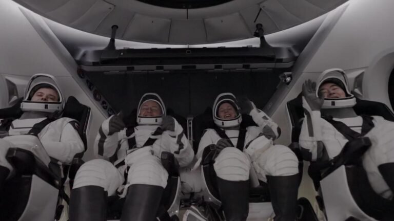 Regreso anticipado desde la EEI: cuatro astronautas de la NASA vuelven a la Tierra por problema de salud de un tripulante