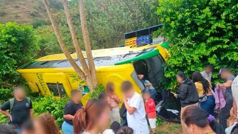 Bus con 40 pasajeros se volcó en vía de Antioquia: 18 personas resultaron lesionadas