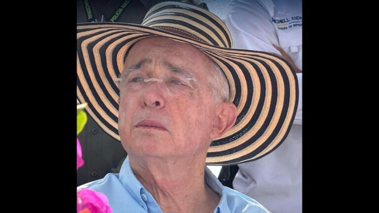 “Háganla llorar”. Uribe responde por polémica frase tras micrófono abierto