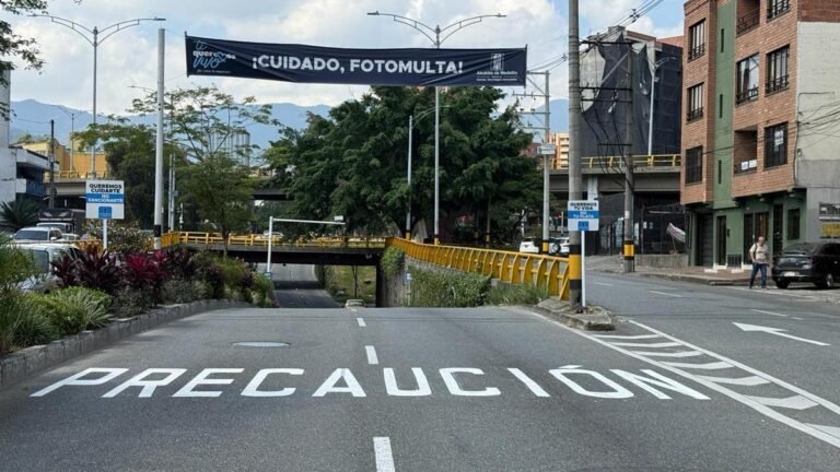 Medellín le baja a las fotomultas: cámaras señalizadas reducen sanciones hasta en 29 %