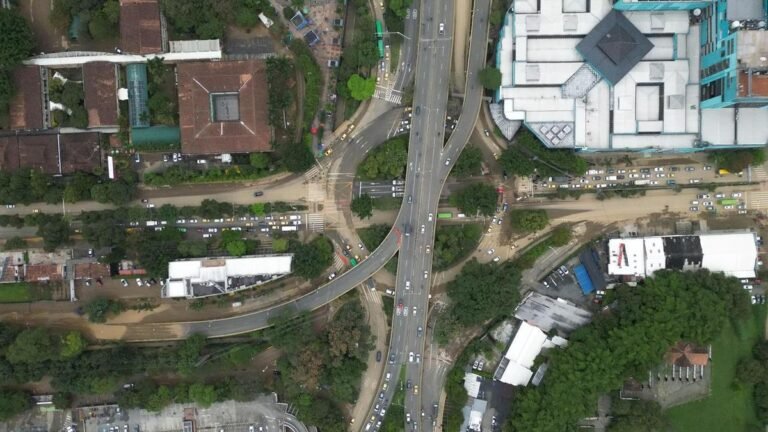 Emvarias atiende emergencia por lluvias en El Poblado con maquinaria y personal especializado