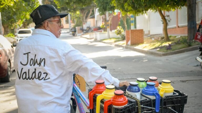 Juan Valdez sorprende a “John Valdez”, el vendedor de tintos que conquistó redes en Barranquilla