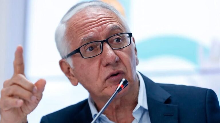 Ministerio de Salud niega aumento del gasto público y defiende formalización laboral “a costo cero”