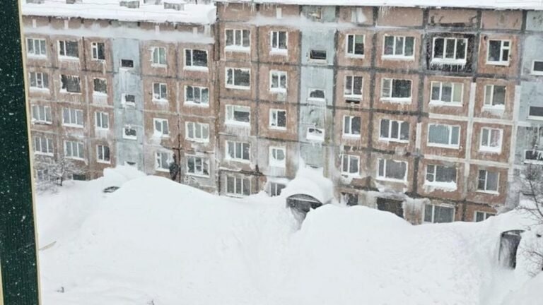 Rusia enfrenta nevada récord en Kamchatka: edificios quedaron sepultados hasta el segundo piso