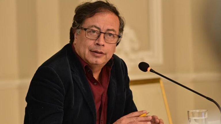 “Son un negocio financiero y no un derecho”: Petro arremete contra los fondos privados tras aumento del salario mínimo