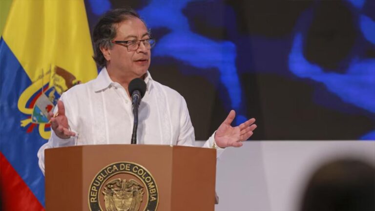Gustavo Petro anunció que bajará el precio de la gasolina