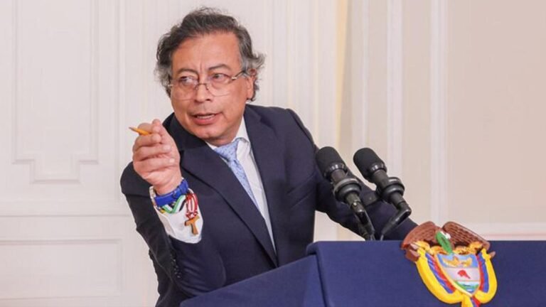 “Hizo algo fatal”: Petro arremete contra Duque y responsabiliza a Uribe por el costo de la energía
