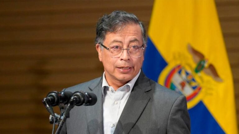 Petro defiende decreto que elimina la prima de servicios a los congresistas