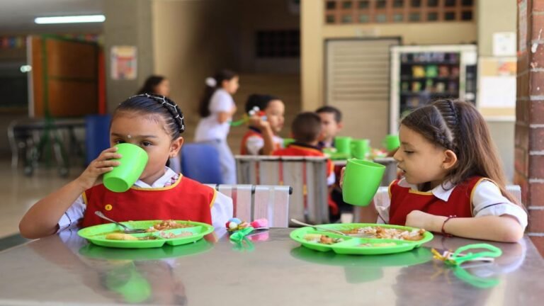 Medellín garantiza el PAE para 2026 y proyecta llegar a 256.000 estudiantes