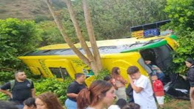 Autoridades atienden los heridos del voncamiento del bus en la vía Olaya – Sucre