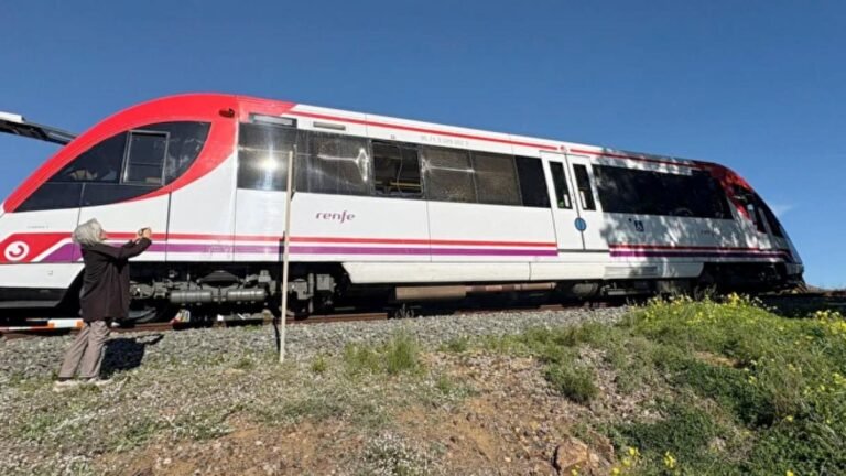 ¿Qué está pasando? Seis personas resultan heridas tras choque de un tren con una grúa en Cartagena, España