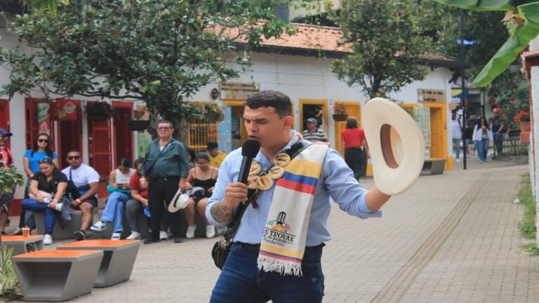 La Mesa de Artistas fortalece la oferta cultural del Pueblito Paisa en Medellín