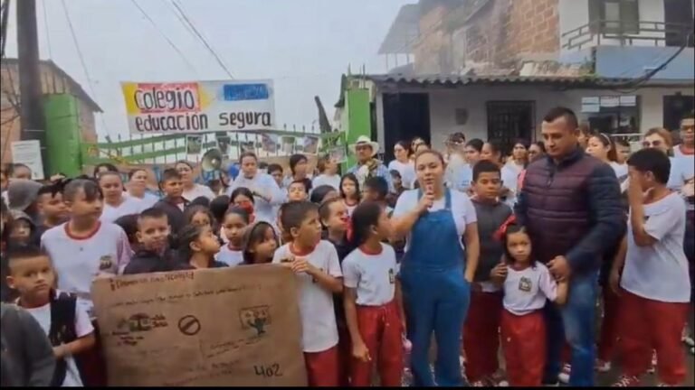 Plantón en San Francisco por riesgo en colegio: denuncian abandono de más de cuatro años