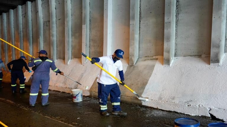 Refuerzan limpieza en el soterrado de Villanueva para prevenir inundaciones en el centro de Medellín