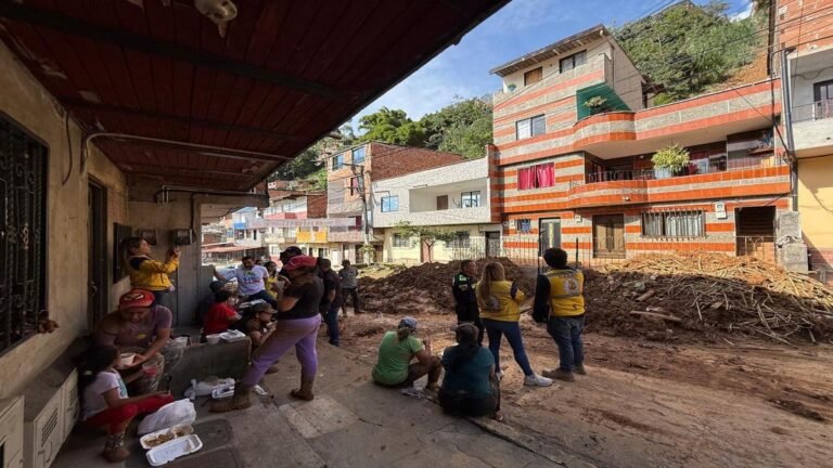 Movimiento de tierra obliga evacuaciones temporales en Las Estancias, comuna 8 de Medellín