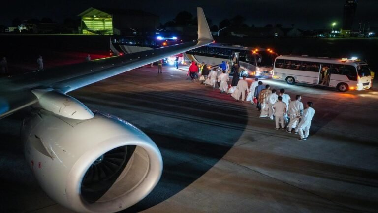 Regresan a Colombia 101 connacionales deportados de EE. UU. en vuelo humanitario de la FAC