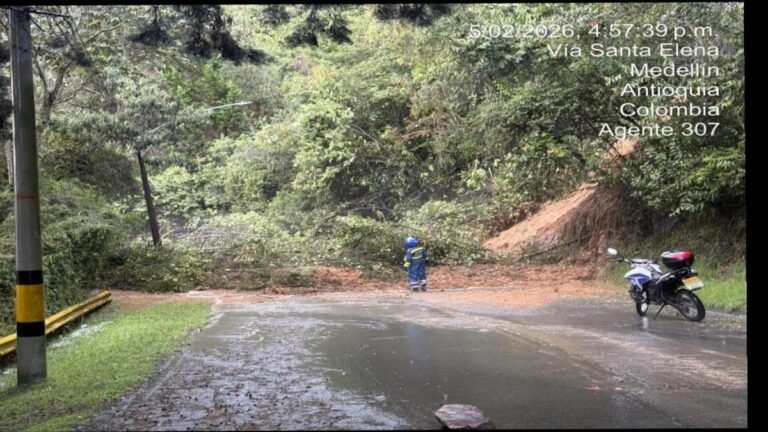 Habilitan la vía Medellín–Santa Elena tras deslizamiento; paso es controlado con Pare y Siga