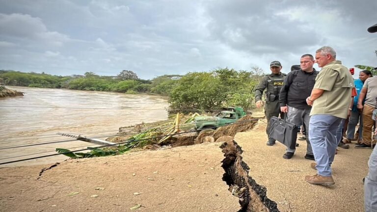 Más de 15 mil ayudas humanitarias llegan al Urabá: Gobernador de Antioquia hace presencia en los sitios más afectados