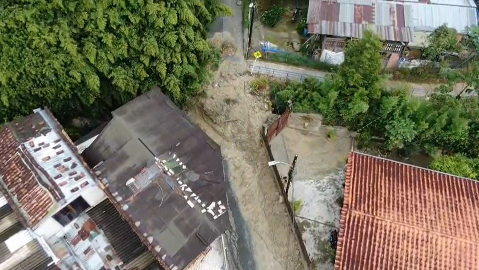 Aguacero provoca emergencia en La Estrella: 68 personas evacuadas por desbordamiento de quebrada