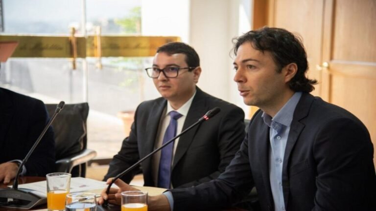 Juez deja en libertad a exdirector del Área Metropolitana mientras avanza investigación por presunta corrupción