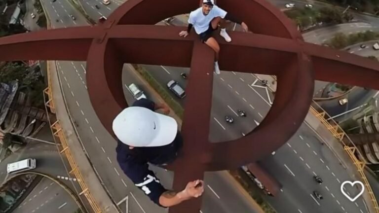 Polémica por jóvenes que escalaron el puente de Punto Cero en Medellín