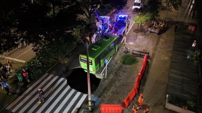 Emergencias por lluvias en Medellín: desbordamiento, socavón y cierre total de vía en El Poblado