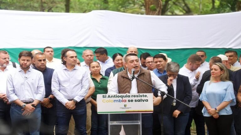 Alcaldes de Antioquia rechazan declaraciones de Iván Cepeda y defienden al departamento
